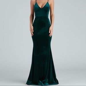 Windsor Store Margot Formal Ruffled Velvet Dress in Hunter Green. Size Small